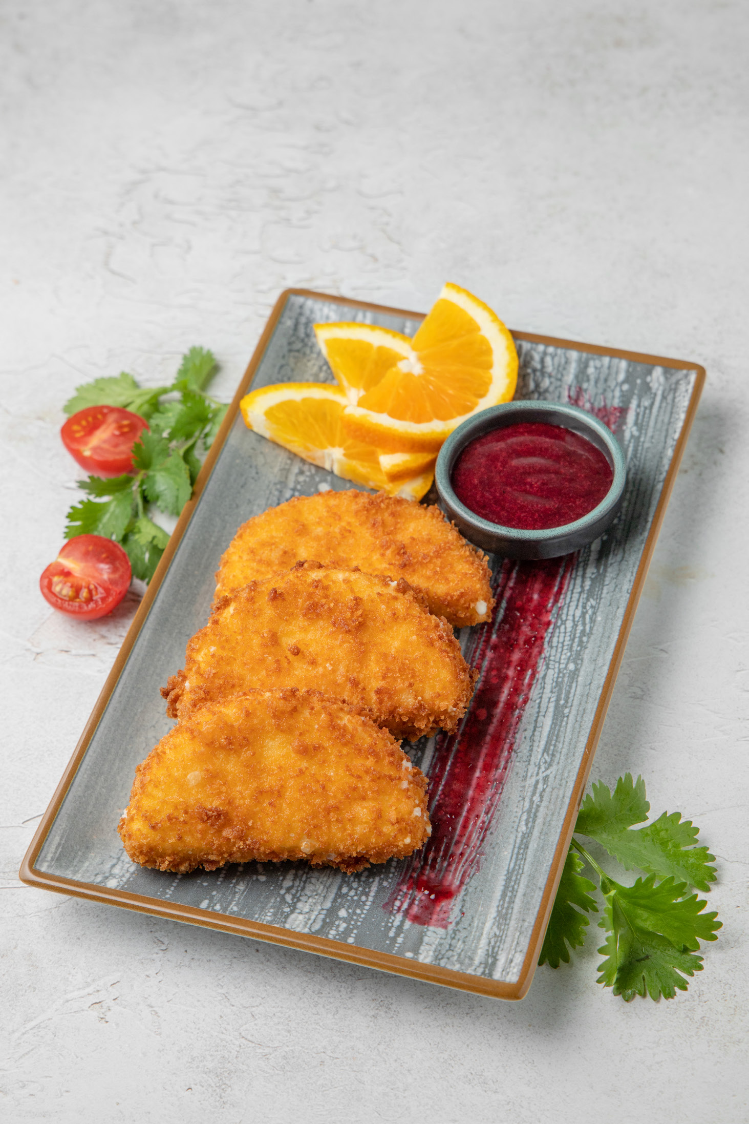 Жареный сыр с персиками и конфитюром