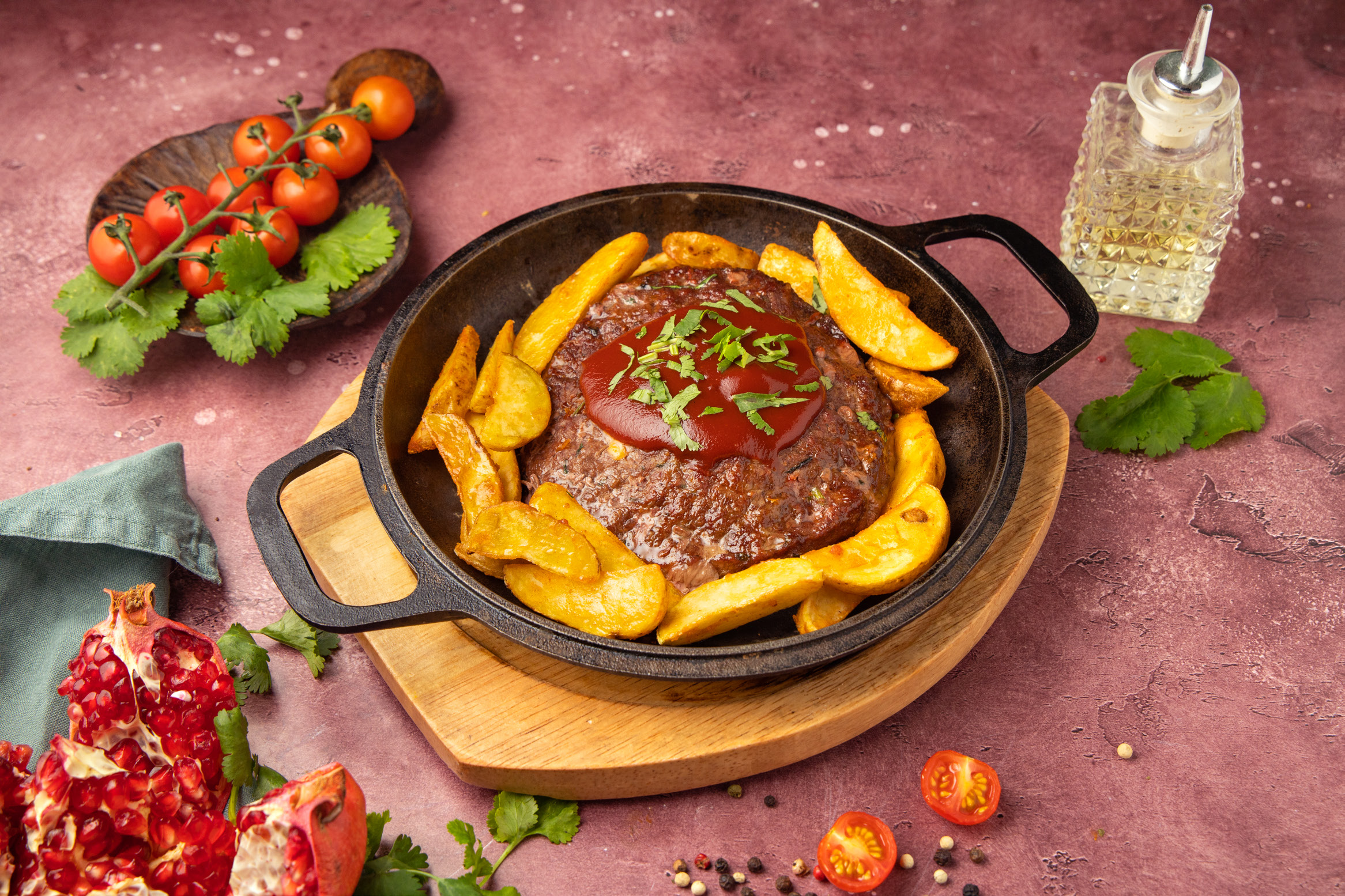 Бифштекс с сыром и соусом BBQ