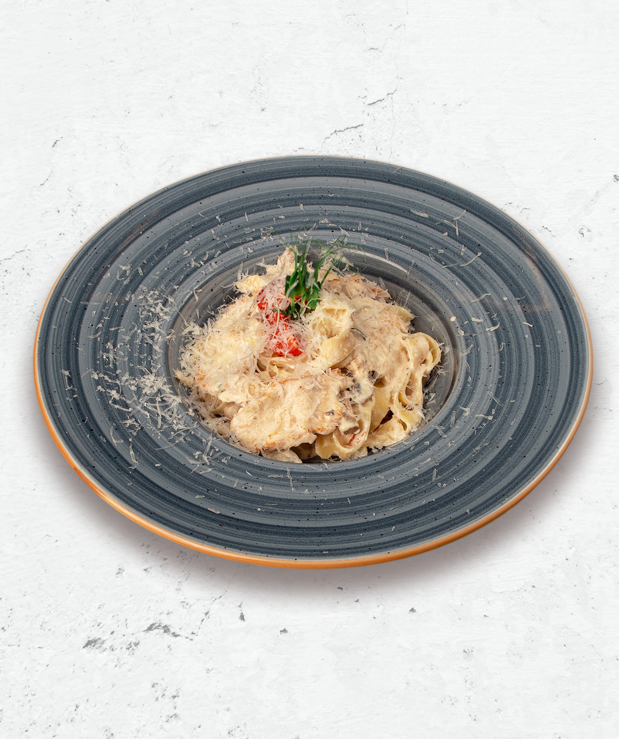 Феттучини с куриной грудкой и грибами